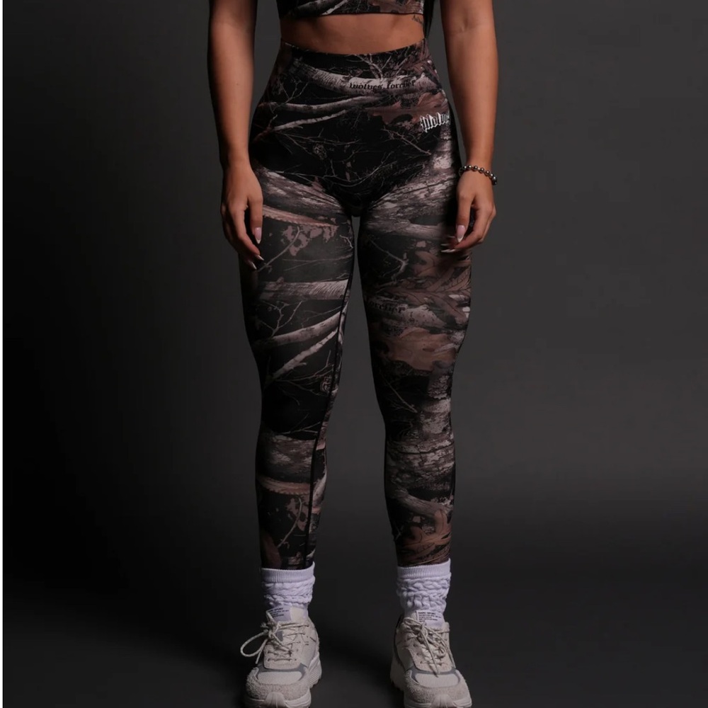 OUR PASSION "EVERSON SEAMLESS" SCRUNCH LEGGINGS IN DARC BROWN WOODLAND CAMO - Picture 11 of 12
